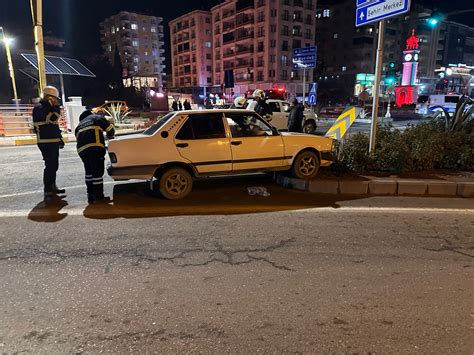 Mardin’de otomobil kavşağa girdi: 2 yaralı